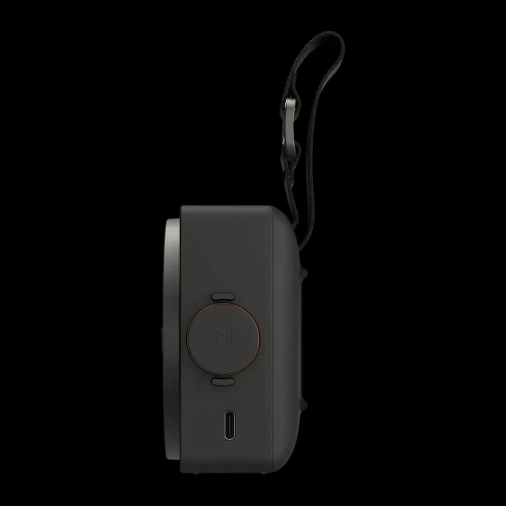 Altavoz portátil LG XBoom Mini by will.i.am IP67 5W 10h Negro, lateral: botón NFC con aro rojo, puerto USB-C y correa de mano