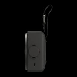 Altavoz portátil LG XBoom Mini by will.i.am IP67 5W 10h Negro, lateral: botón NFC con aro rojo, puerto USB-C y correa de mano