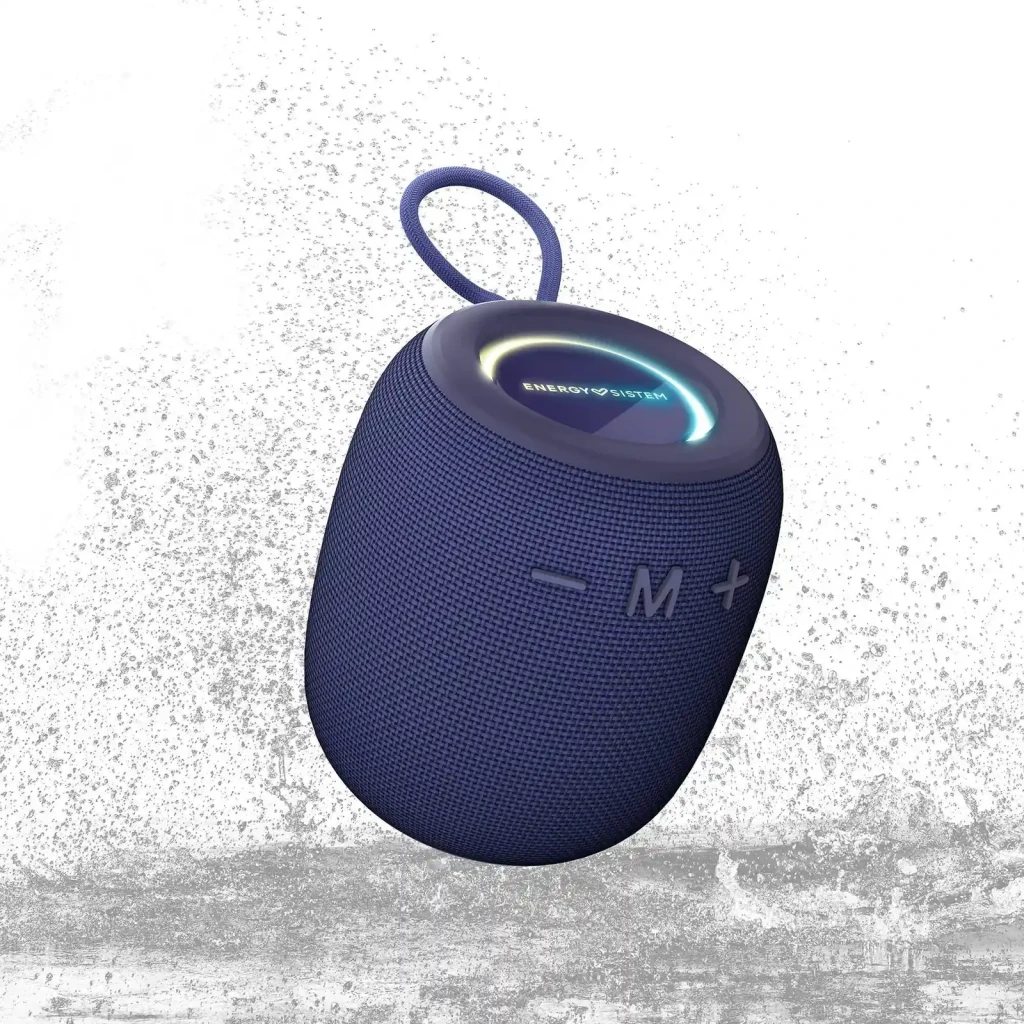 Coluna Energy Sistem Bloom IPX6 10W 18h Bluetooth 5.3, em uso: coluna azul suspensa com respingos de água, luz LED e alça