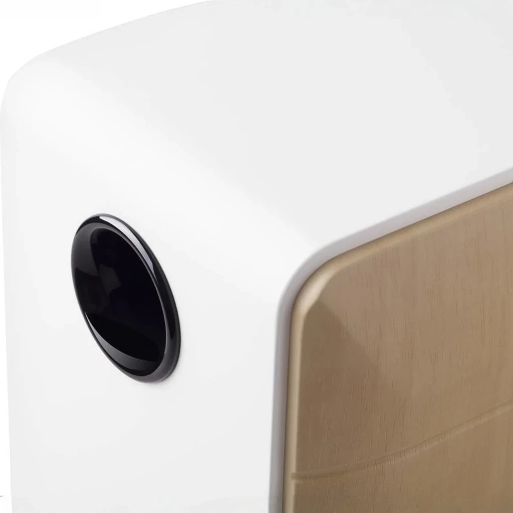 Enceintes bibliothèque Edifier 88W Bluetooth Blanc S880DB, en usage: détail latéral avec port bass reflex noir brillant