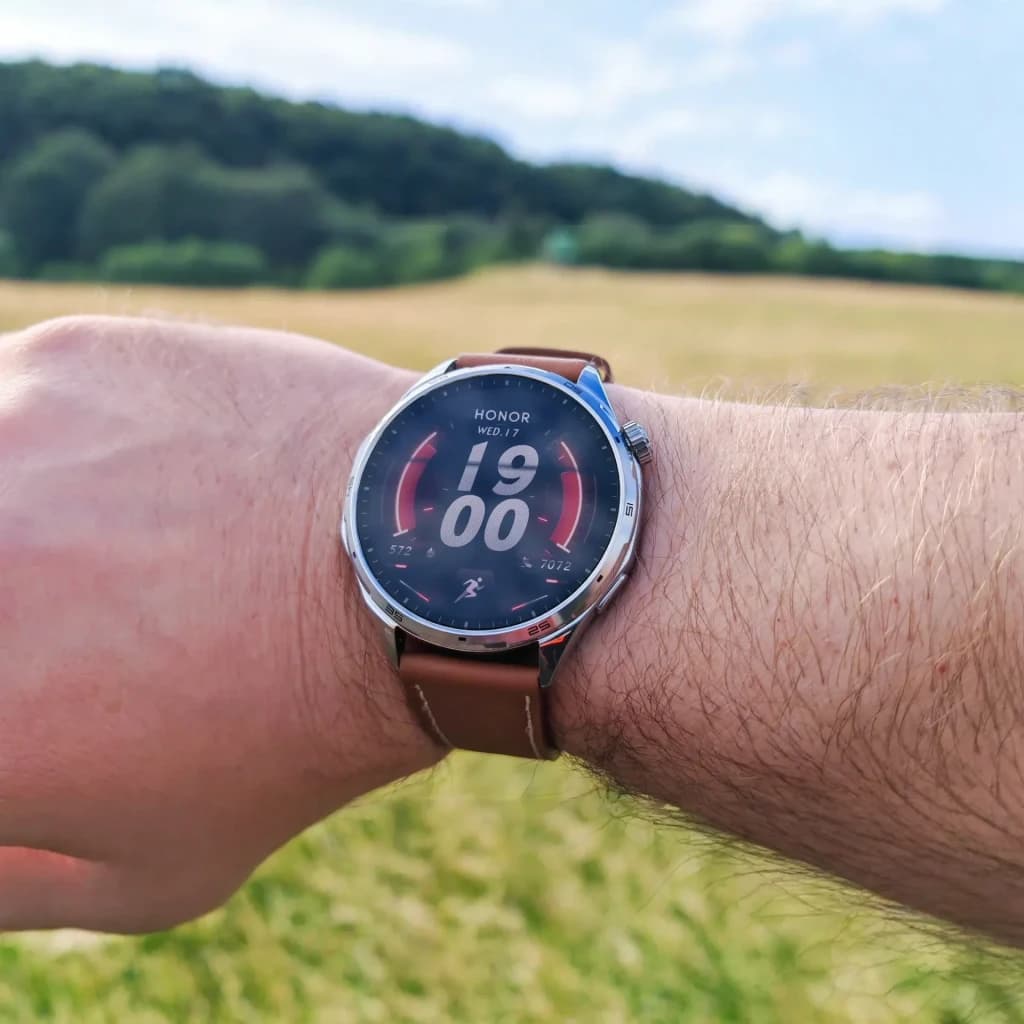Honor Watch 6 Castanho GPS Integrado NFC Chamadas Bluetooth Bateria 35 Dias, em uso: mostrador ativo com hora 19:00