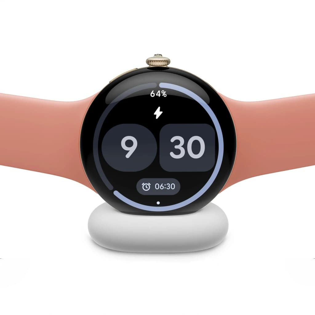 Google Pixel Watch 5 41mm Dorado NFC, en uso: cargando sobre base, pantalla muestra 64% y hora 9:30