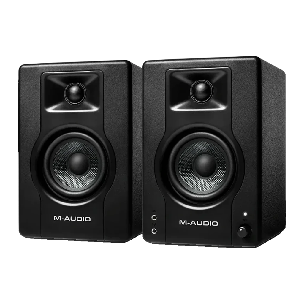 Moniteurs de studio M-Audio BX3 50W RMS Jack 3,5mm / 6,35mm Noir, vue de face en angle: paire de moniteurs avec tweeter