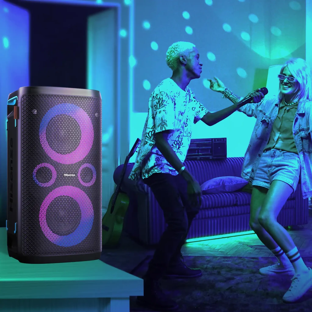 Altavoz de fiesta Hisense Party Storm IPX4 300W 15h Negro, en uso: luces RGB encendidas mientras dos personas cantan
