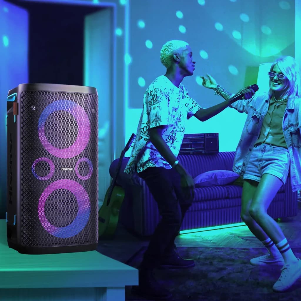 Altavoz de fiesta Hisense Party Storm IPX4 300W 15h Negro, en uso: luces RGB encendidas mientras dos personas cantan