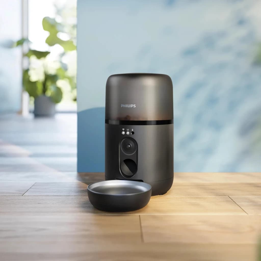Comedouro automático Philips 4,5L Preto Câmara Full HD PAW5320/02, em uso: dispensador em mesa de madeira com tigela à