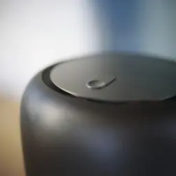 Comedouro automático Philips 4,5L Preto Câmara Full HD PAW5320/02, em uso: detalhe superior da tampa circular com lente