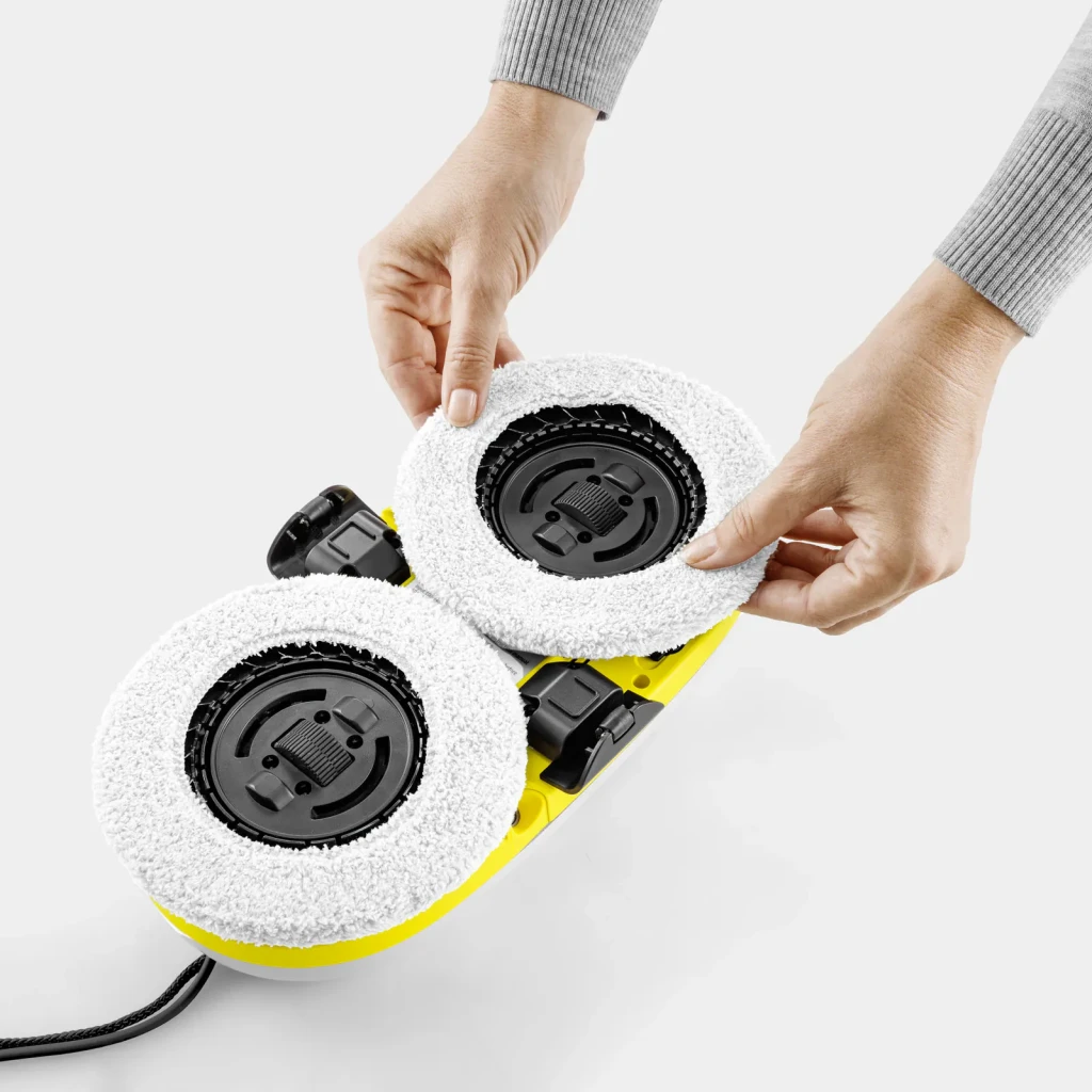 Robot limpiacristales Kärcher RCW 2 Blanco Depósito 70ml Batería, en uso: manos colocando almohadilla de microfibra