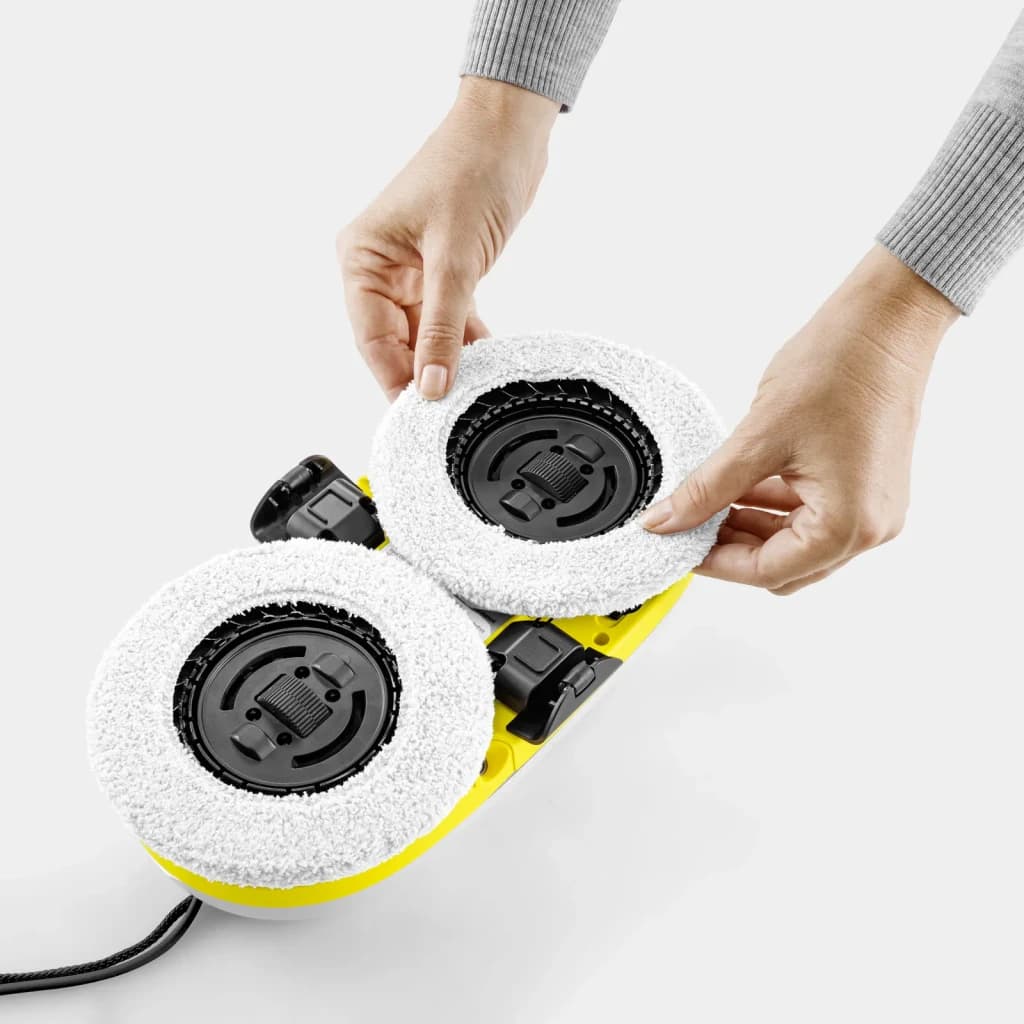 Robot limpiacristales Kärcher RCW 2 Blanco Depósito 70ml Batería, en uso: manos colocando almohadilla de microfibra