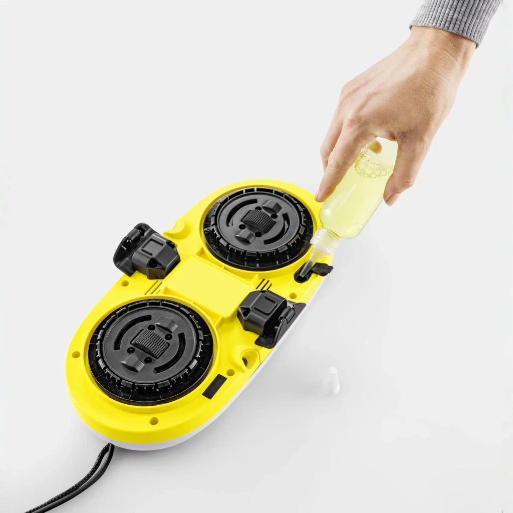 Robot limpiacristales Kärcher RCW 2 Blanco Depósito 70ml Batería, en uso: mano rellenando el depósito con líquido, vista