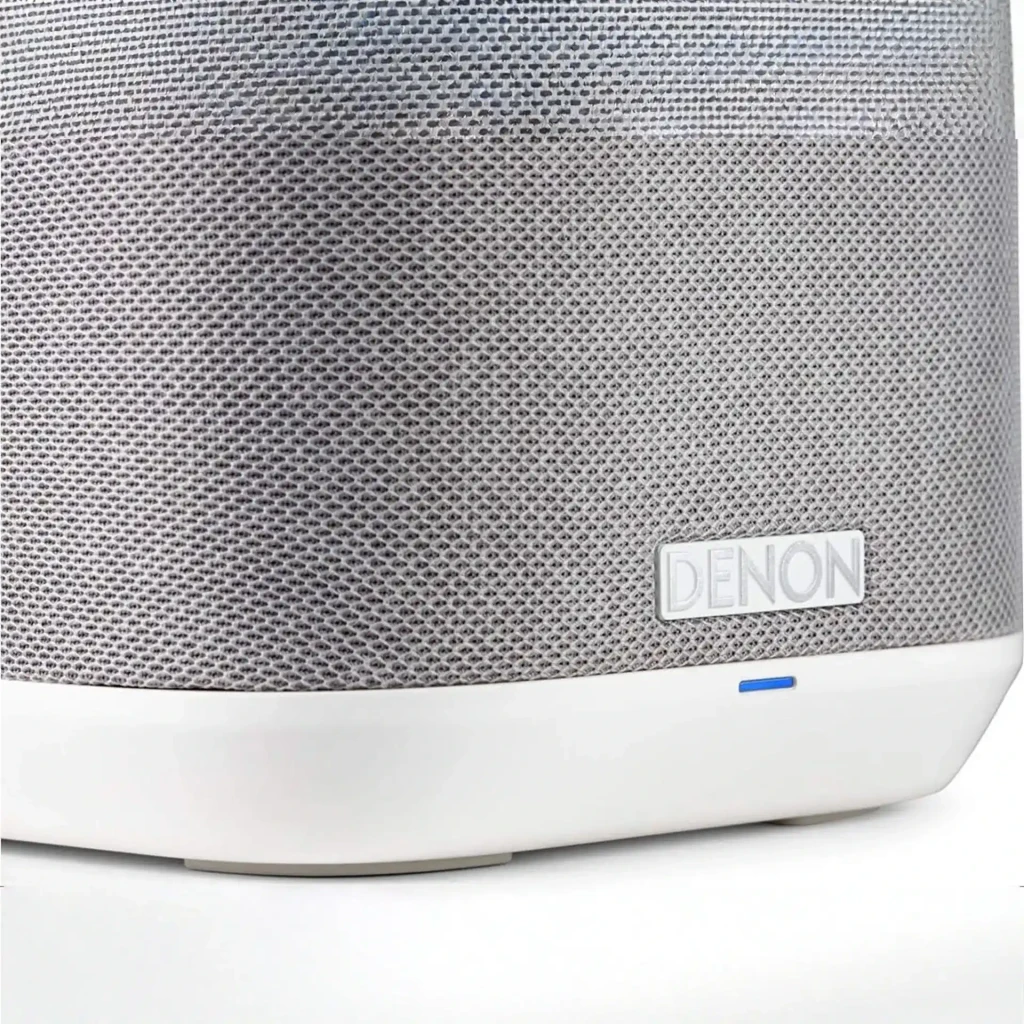 Altavoz inalámbrico Denon Home 150 WiFi, Bluetooth, AirPlay 2 Blanco, en uso: detalle frontal de rejilla gris, logo Denon