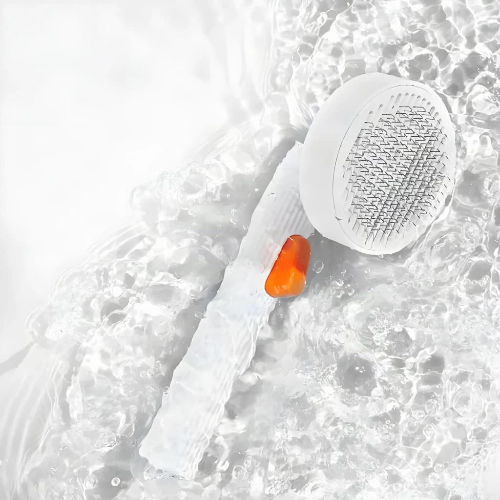Cepillo de aseo Petkit Grooming Brush 2 Perros y gatos Blanco, vista cenital: sumergido en agua con botón naranja visible