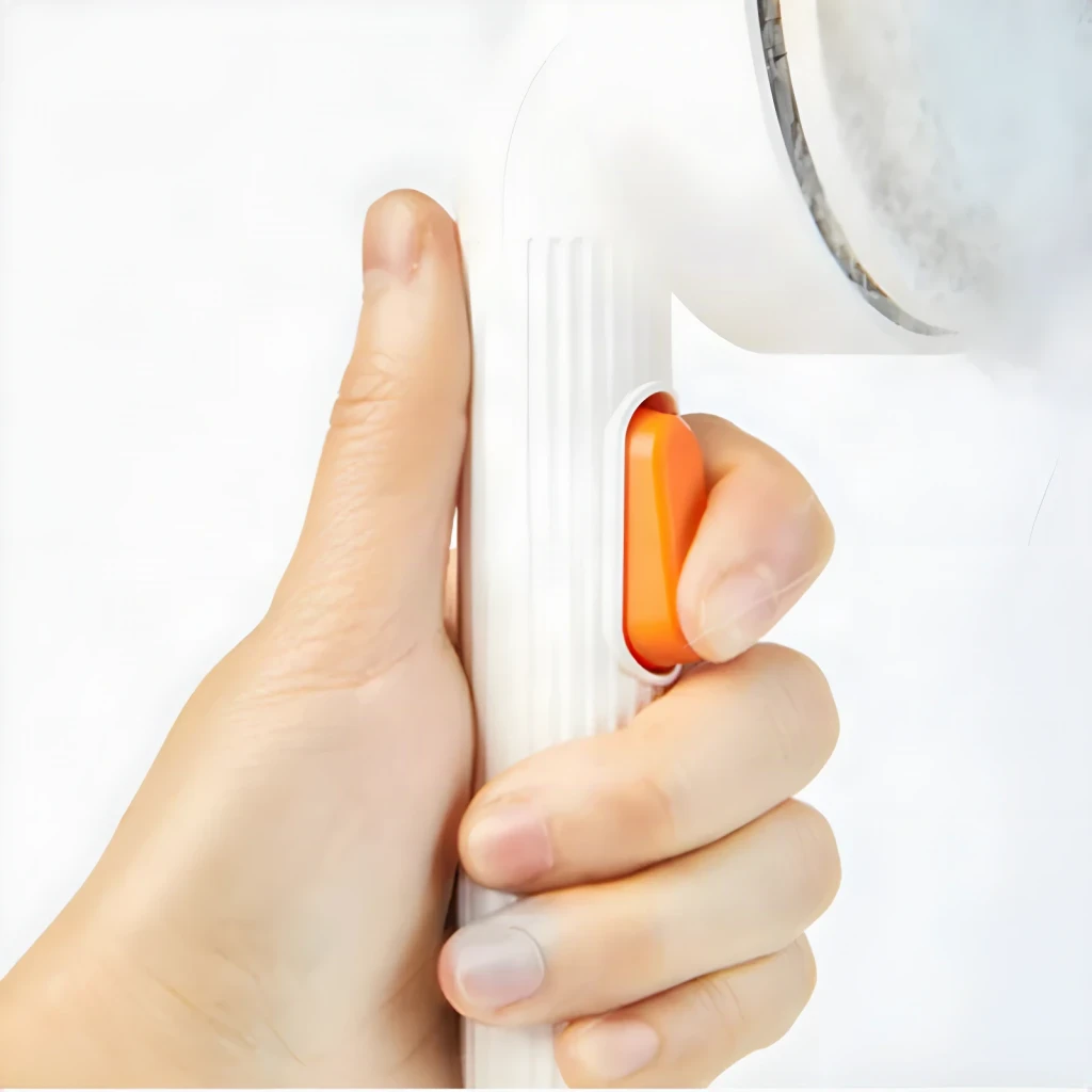 Cepillo de aseo Petkit Grooming Brush 2 Perros y gatos Blanco, detalle mango: mano sujeta el mango acanalado con botón
