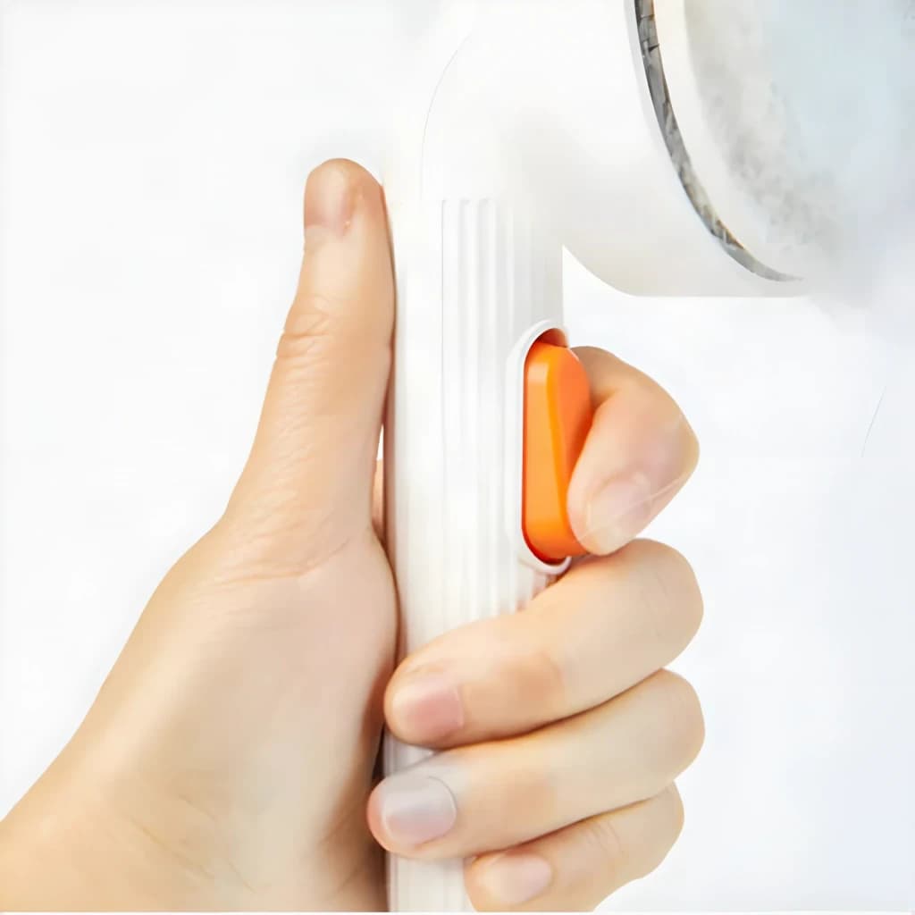 Cepillo de aseo Petkit Grooming Brush 2 Perros y gatos Blanco, detalle mango: mano sujeta el mango acanalado con botón
