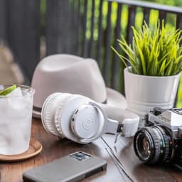 Casque Audio-Technica ATH-M20xBT Supra-auriculaire Bluetooth 5.0 60h Blanc, en utilisation: posé sur table en bois