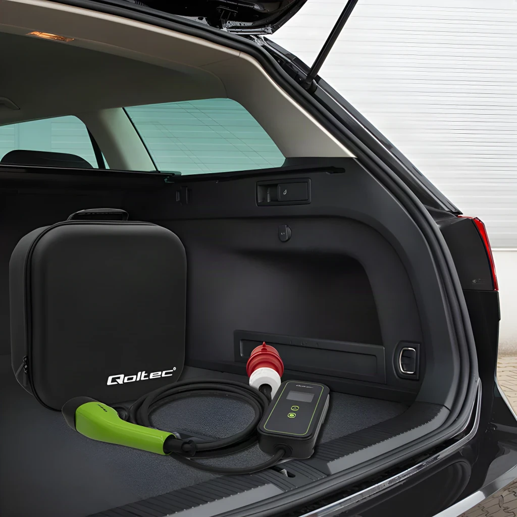 Cargador Coche Eléctrico Qoltec 2 en 1 Tipo 2 11kW 5m 52475, en maletero: cable verde Tipo 2, caja de control y bolsa negra