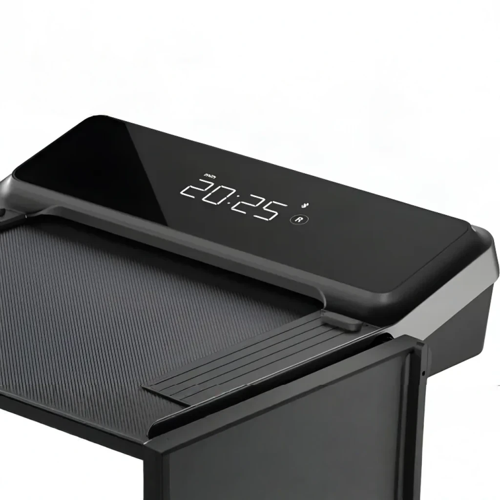 Passadeira KingSmith WalkingPad Z3 Hybrid+ Preto Dobrável 10km/h, em uso: detalhe do ecrã LED com 20:25 e superfície