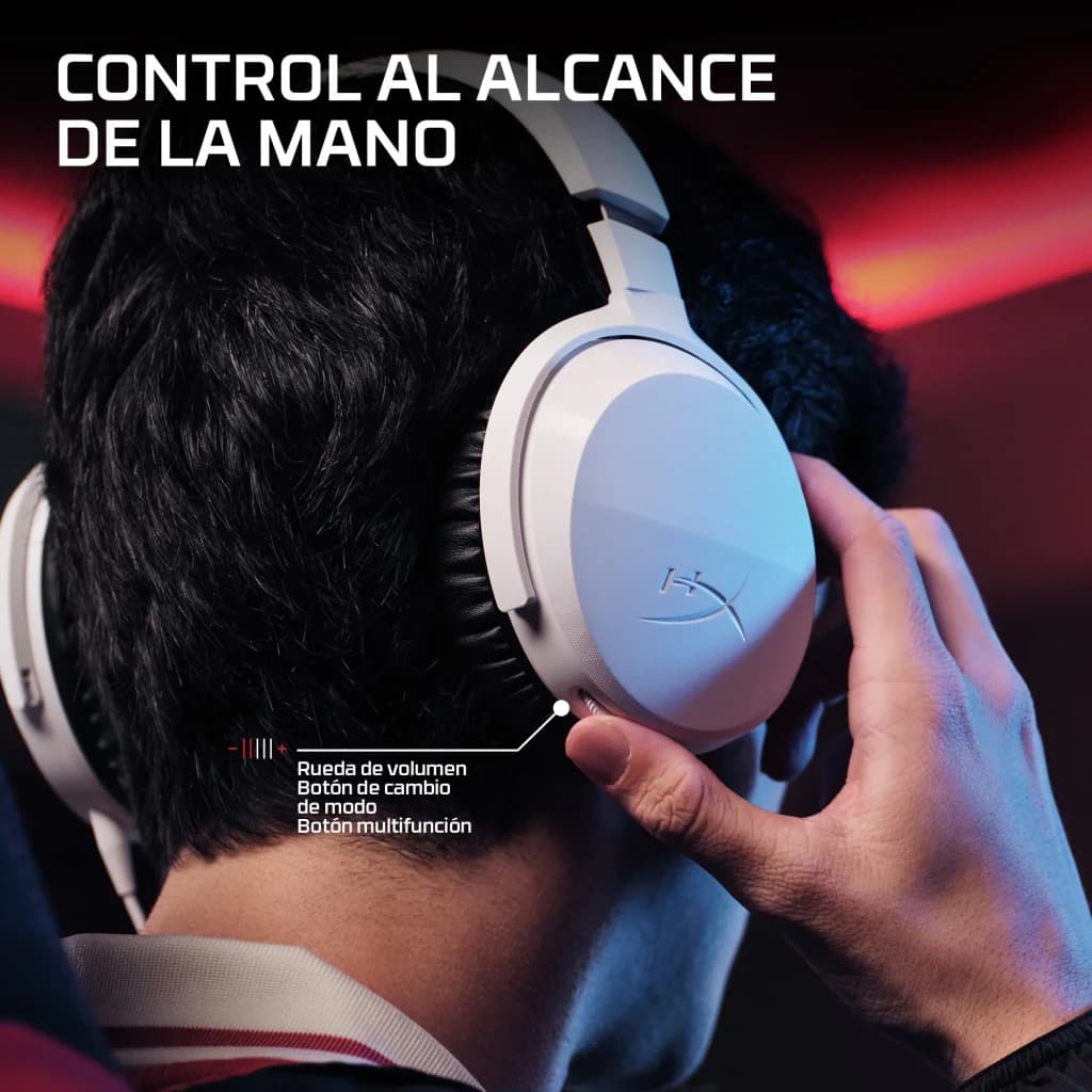 Auriculares Gaming HyperX Cloud Stinger 3 Wireless Inalámbrico Micrófono, uso: mano ajustando controles de volumen y modo