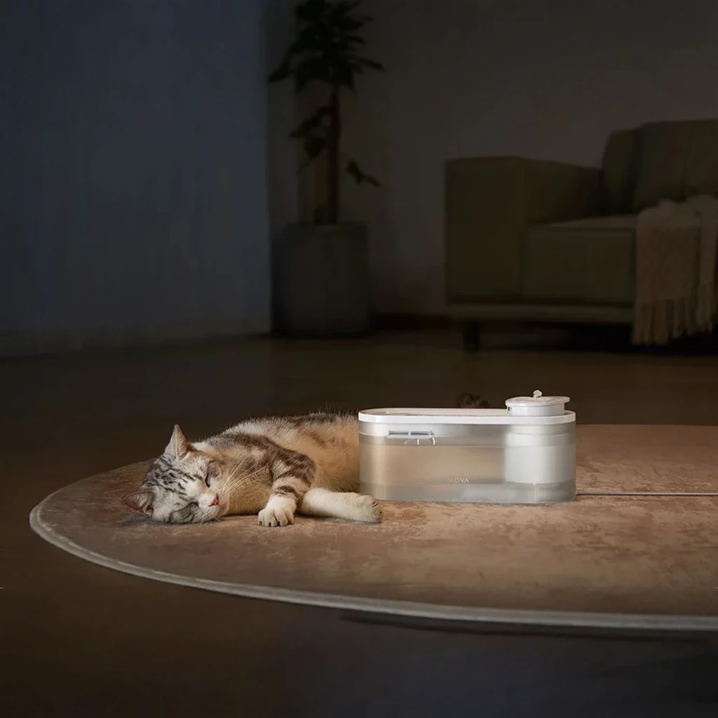 Fontaine automatique MOVA WF10 Pro 1,5L Blanc Filtre en coton, en utilisation: chat endormi à côté de la fontaine
