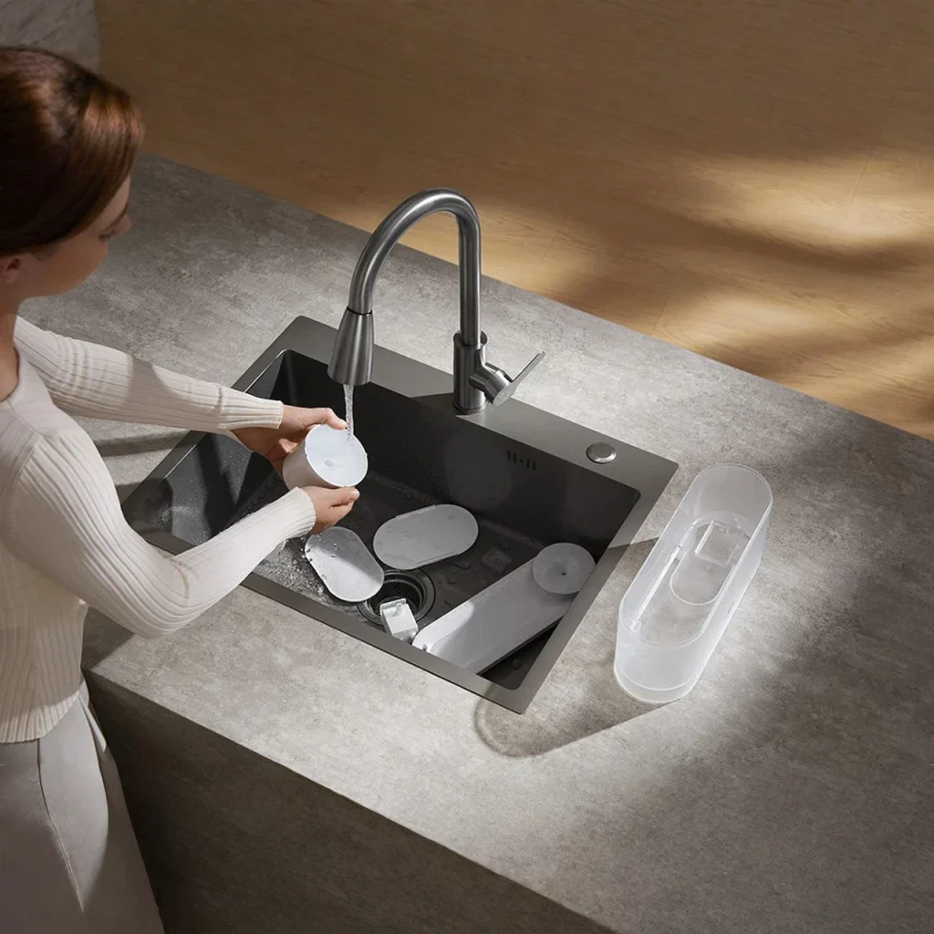 Fontaine automatique MOVA WF10 Pro 1,5L Blanc Filtre en coton, en utilisation: femme rinçant les pièces démontées sous