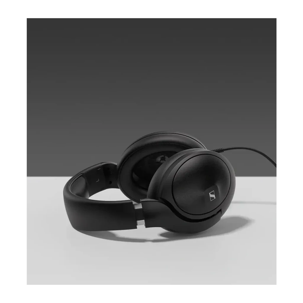 Auriculares Sennheiser HD 620S Diadema Over-ear Cable Jack 3,5mm 150Ω Negro, en uso: apoyados sobre superficie blanca, vista