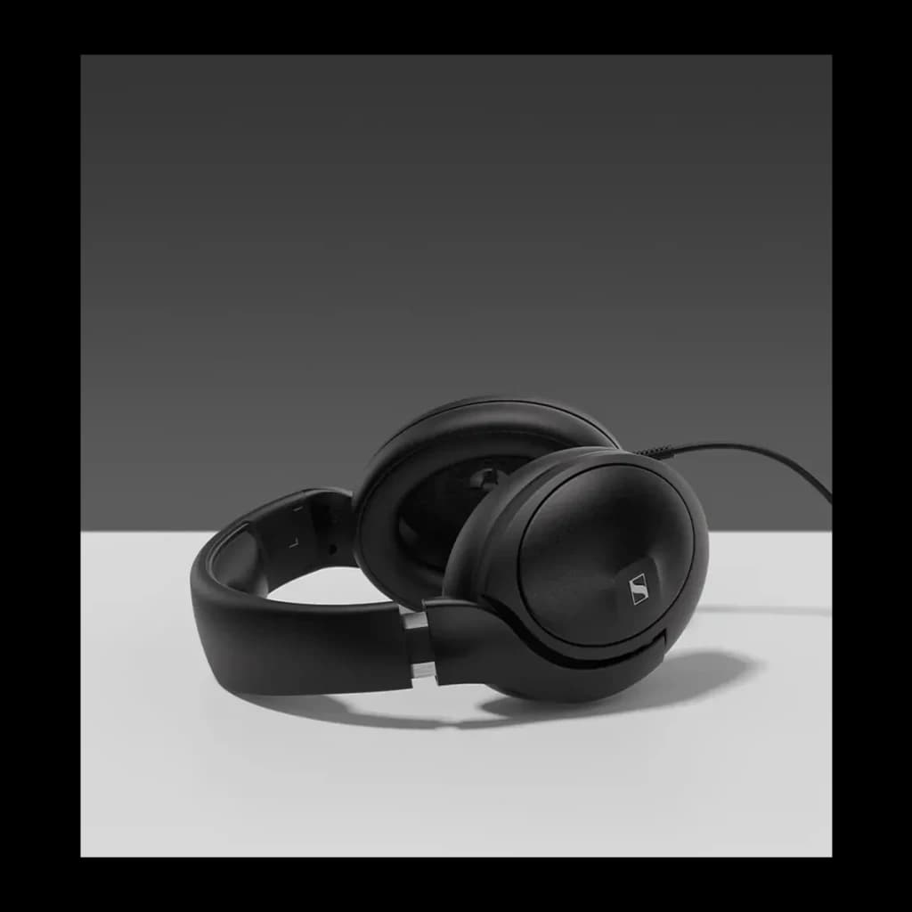 Auriculares Sennheiser HD 620S Diadema Over-ear Cable Jack 3,5mm 150Ω Negro, en uso: apoyados sobre superficie blanca, vista