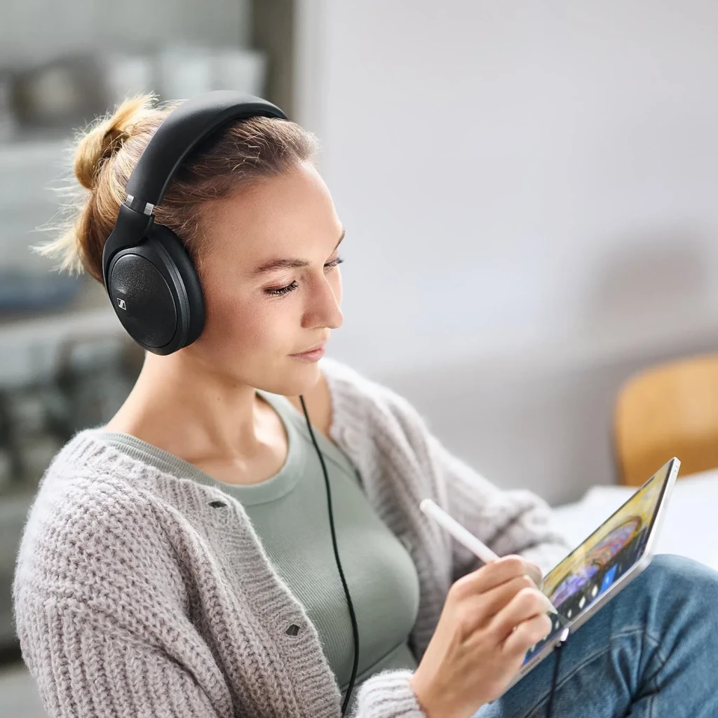 Auriculares Sennheiser HD 620S Diadema Over-ear Cable Jack 3,5mm 150Ω Negro, en uso: mujer con tablet usando los auriculares