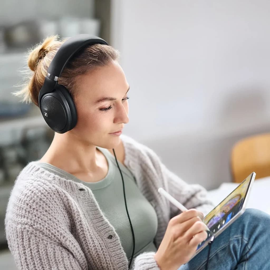 Auriculares Sennheiser HD 620S Diadema Over-ear Cable Jack 3,5mm 150Ω Negro, en uso: mujer con tablet usando los auriculares