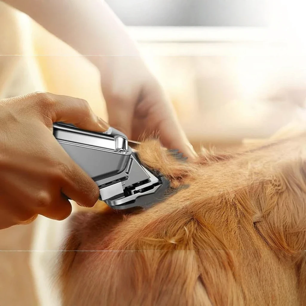 Cortapelos para mascotas Oneisall Inalámbrico USB 4h autonomía RFC-676, en uso: mano cortando el pelo del lomo de un golden