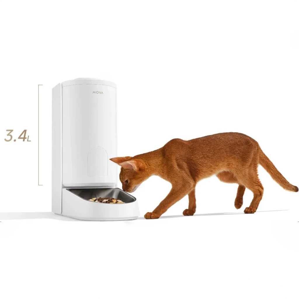 Distributeur automatique MOVA PF10 Pro 3,4L Blanc, en utilisation: chat tigré mangeant dans le bol en acier avec indicateur