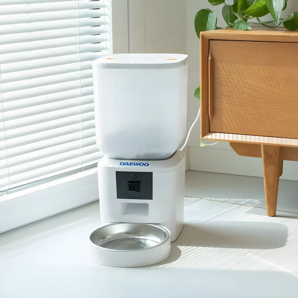 Distributeur Automatique Daewoo 7L Blanc Caméra Full HD 1080p D-QQ029-7L, en situation: posé au sol près d'un store et d'un