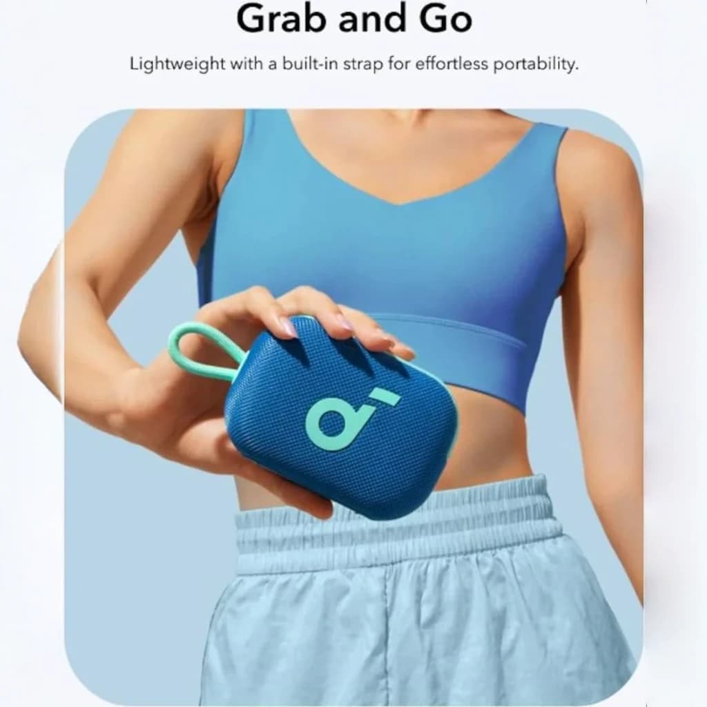 Enceinte portable Anker Soundcore Select 4 Go IP67 5W 20h Bleu, en utilisation: femme tenant l'enceinte avec dragonne verte