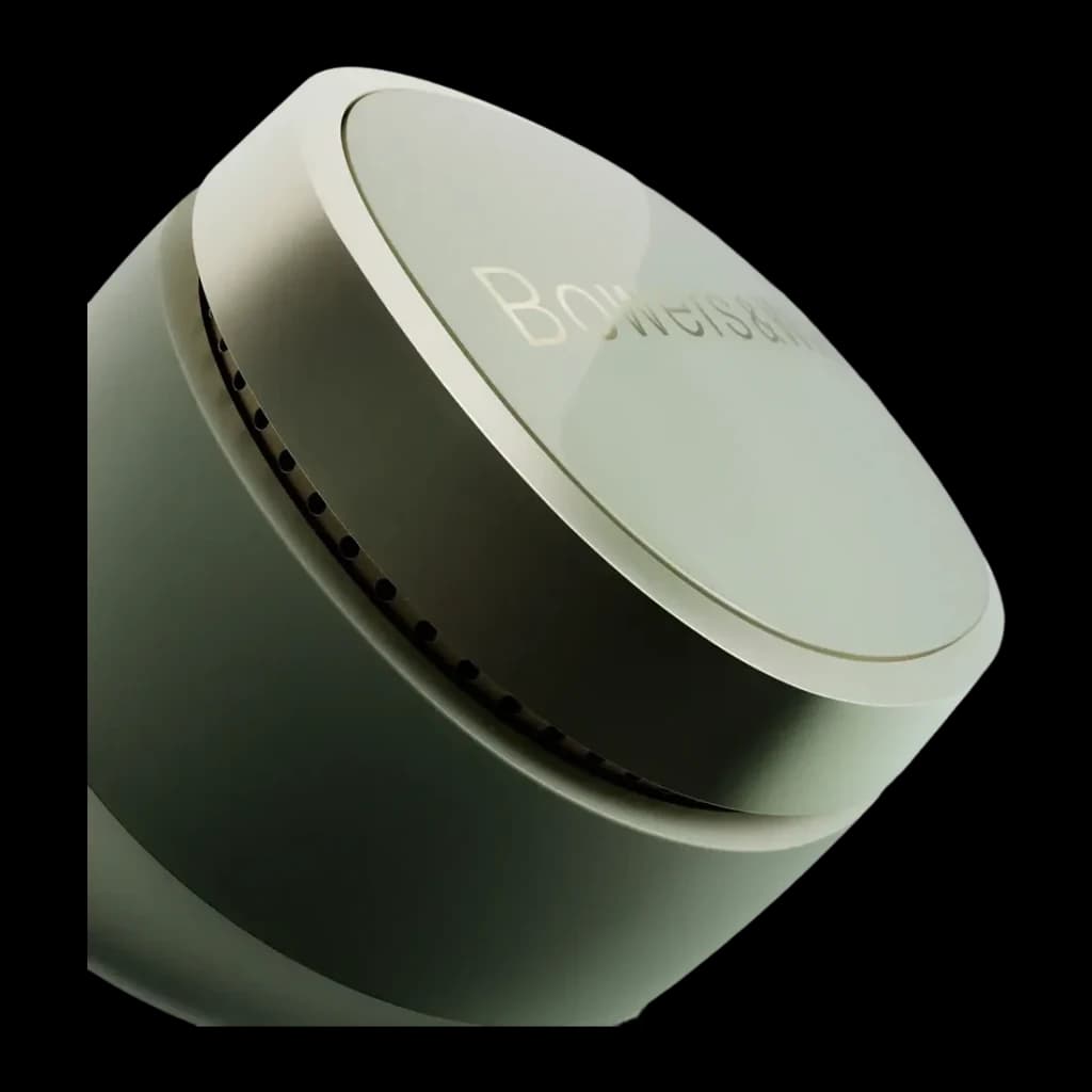 Auriculares Bowers & Wilkins Pi8 True Wireless TWS Bluetooth 5.4 Verde, detalhe: tampa superior do estojo com logótipo