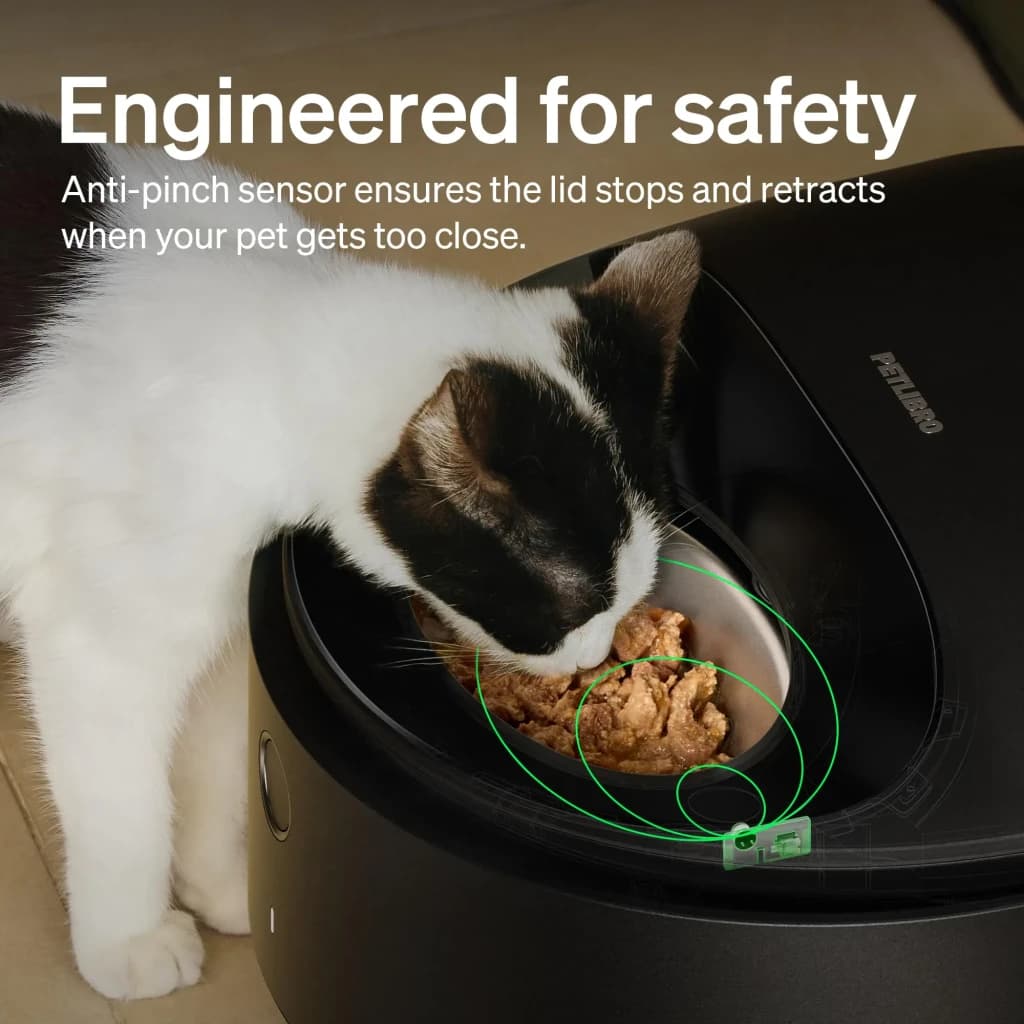 Comedouro Automático Petlibro Polar Smart WiFi App PLAF109, em uso: gato comendo da tigela, sensor antipinçamento destacado