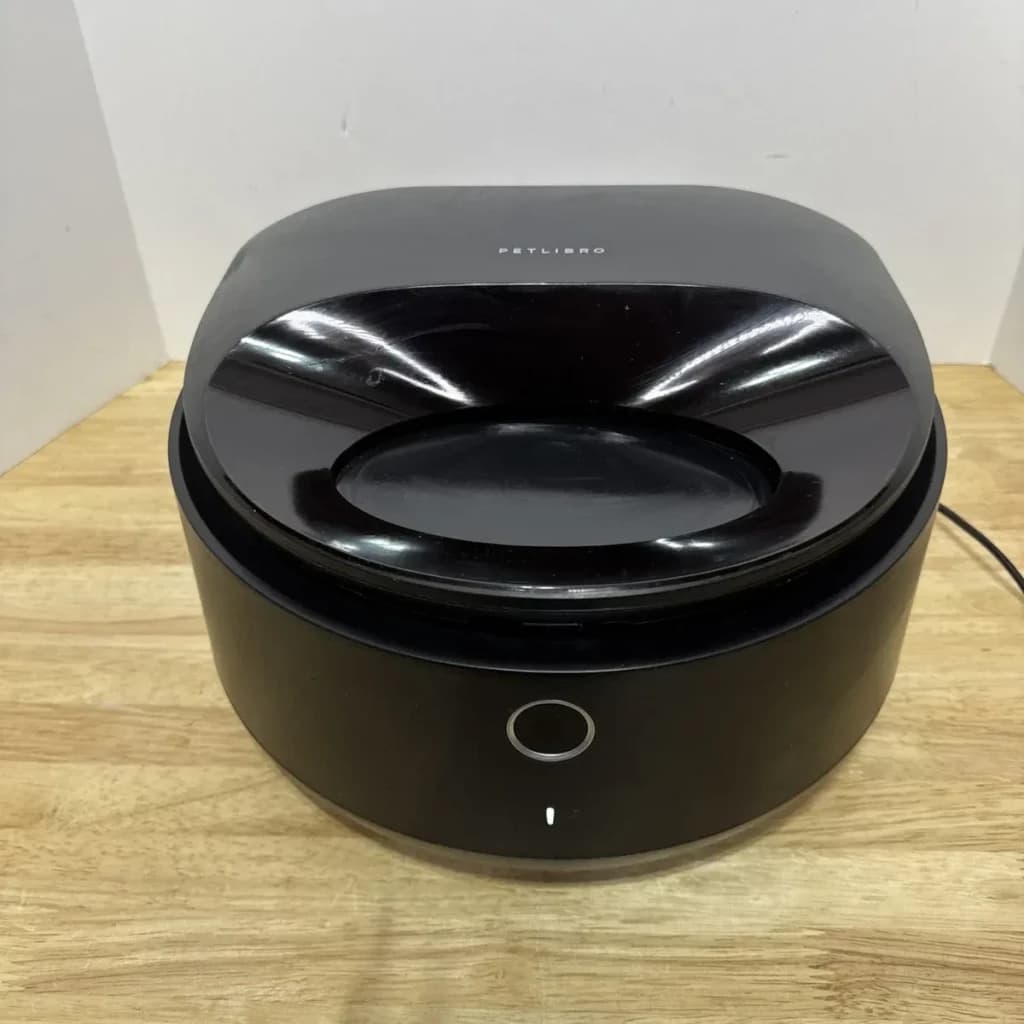 Comedouro Automático Petlibro Polar Smart WiFi App PLAF109 preto, em uso: vista frontal sobre mesa de madeira, tampa