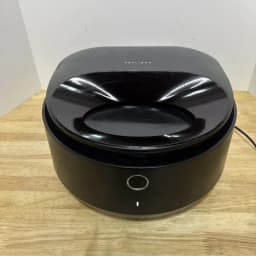Comedouro Automático Petlibro Polar Smart WiFi App PLAF109 preto, em uso: vista frontal sobre mesa de madeira, tampa
