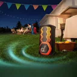 Altavoz de fiesta Anker Soundcore Rave 3S IPX4 200W 12h Negro, en uso: luces LED naranja encendidas en jardín nocturno