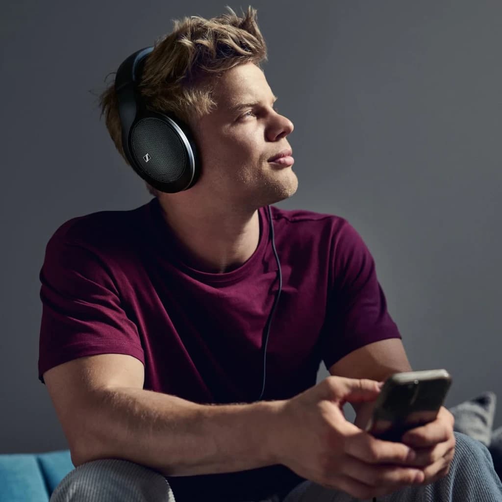 Auscultadores Sennheiser HD 550 Headband Circumaural Cabo Jack 3,5mm 150Ω Driver 38mm Preto, em uso: homem sentado
