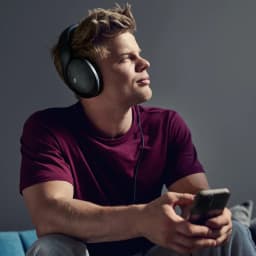 Auscultadores Sennheiser HD 550 Headband Circumaural Cabo Jack 3,5mm 150Ω Driver 38mm Preto, em uso: homem sentado
