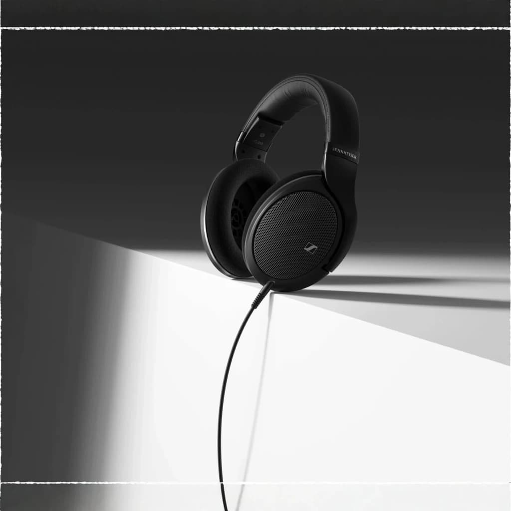 Auscultadores Sennheiser HD 550 Headband Circumaural Cabo Jack 3,5mm 150Ω Driver 38mm Preto, em uso: vista lateral