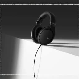 Auscultadores Sennheiser HD 550 Headband Circumaural Cabo Jack 3,5mm 150Ω Driver 38mm Preto, em uso: vista lateral