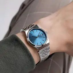 Casio Collection MTP-B145D-2A2V Argent Batterie 3 Ans 50 m, porté: cadran bleu dégradé et bracelet métal au poignet
