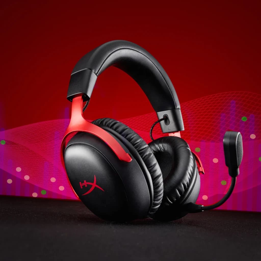 Auriculares Gaming HyperX Cloud III S Wireless Inalámbrico, vista lateral: almohadillas negras, arco rojo y micrófono