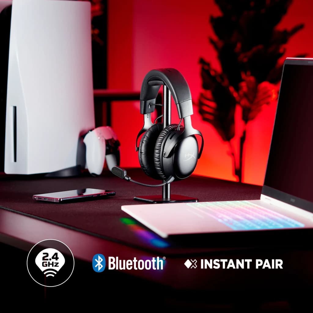 Auriculares Gaming HyperX Cloud III S Wireless Inalámbrico en soporte sobre escritorio gaming con PS5, laptop RGB, iconos