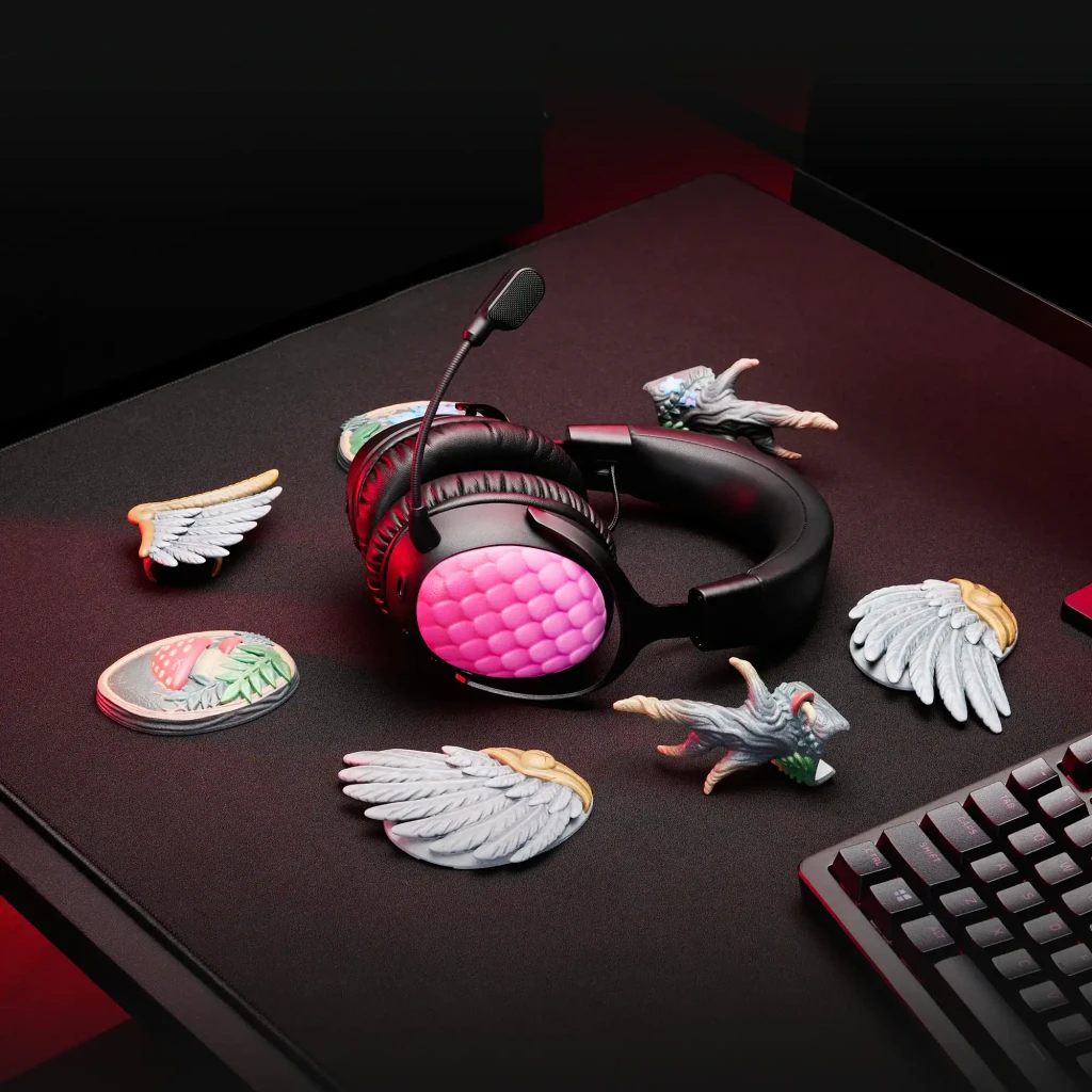 Auriculares Gaming HyperX Cloud III S Wireless Inalámbrico, vista cenital: sobre escritorio con figuras de alas