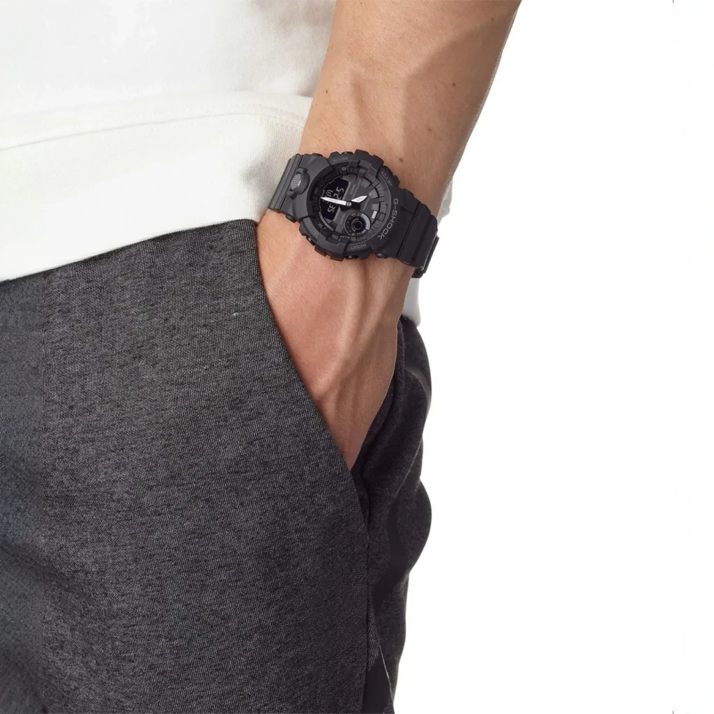 Casio G-Shock GBA-800-1AER Preto Bluetooth Smart Bateria 2 Anos 20ATM, em uso: relógio no pulso com mão no bolso, caixa