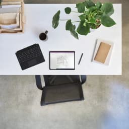 Clavier avec housse Microsoft Surface Pro Signature Keyboard avec Touchpad et Slim Pen 2 Noir, en utilisation: vue aérienne