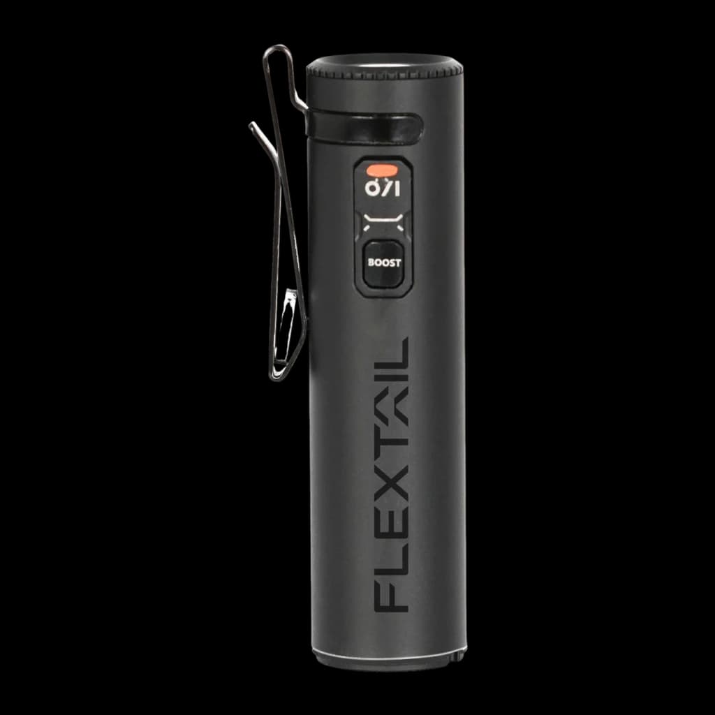 Linterna LED Flextail Zero 1200 Negra Recargable USB-C IP67, vista frontal: cuerpo cilíndrico con botón naranja