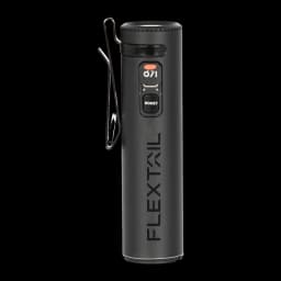Linterna LED Flextail Zero 1200 Negra Recargable USB-C IP67, vista frontal: cuerpo cilíndrico con botón naranja