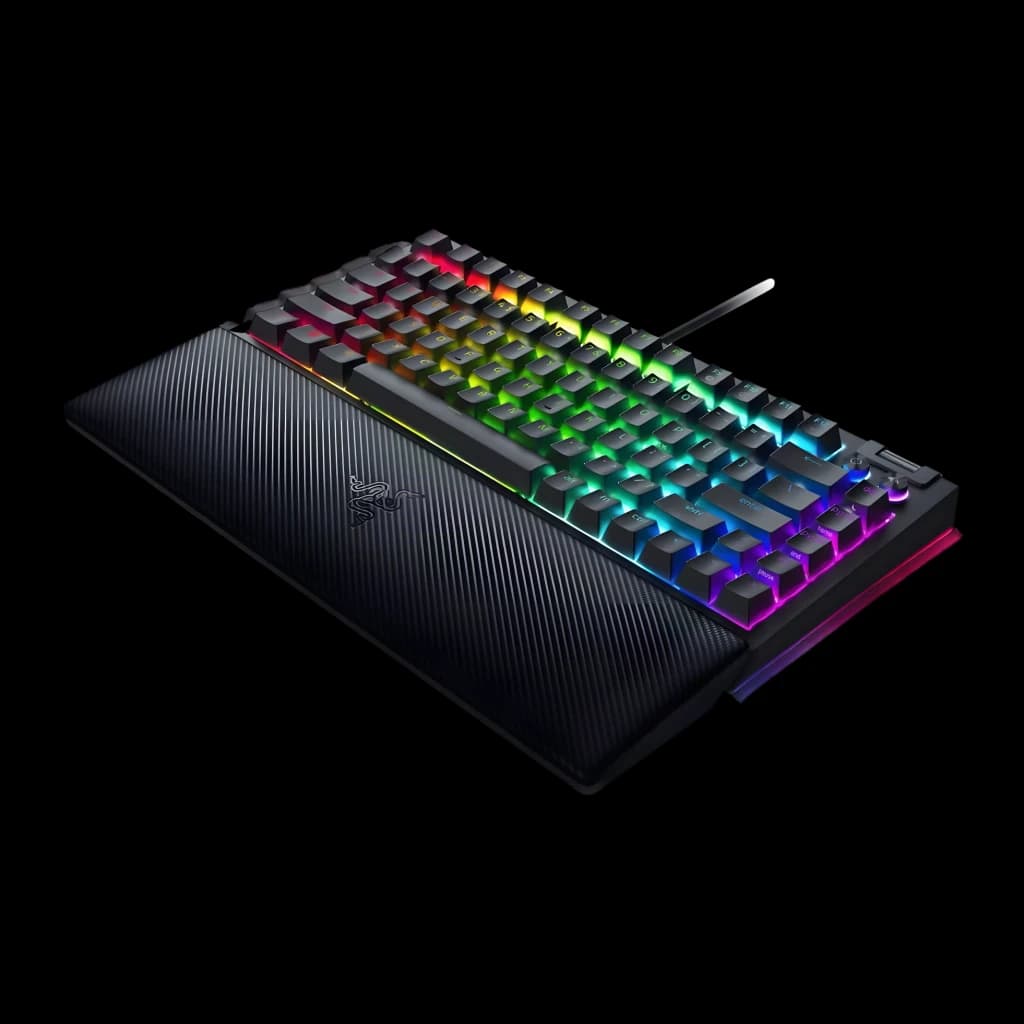 Teclado Gaming Razer BlackWidow V4 75% Mecánico Hot-Swap RGB Negro, detalle: vista en ángulo con iluminación RGB multicolor